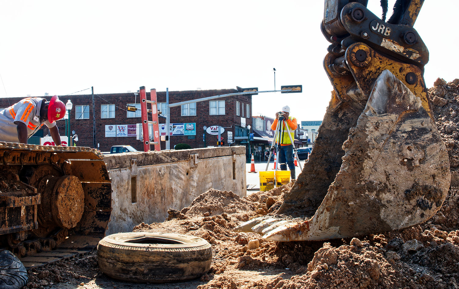 Traffic along East Broad St. in Mineola was disrupted for several days early last week as a collapsed sewer line required emergency repairs. (Monitor photo by Sam Major)